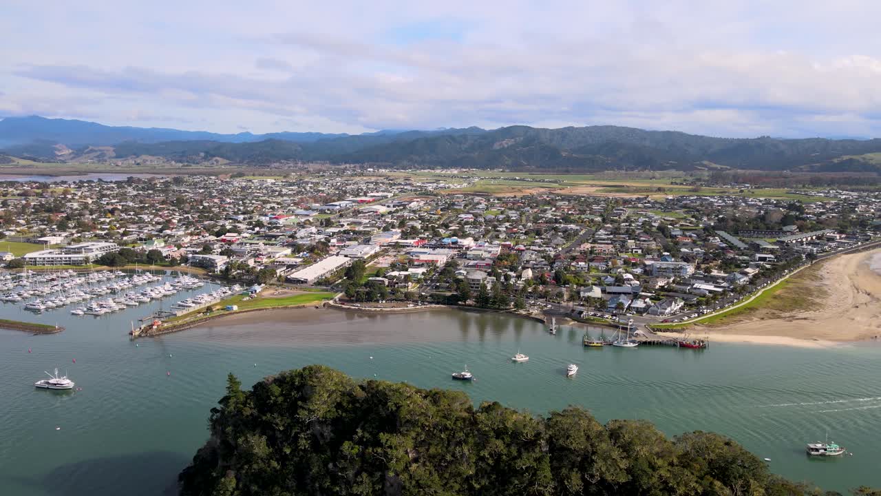 la ciudad de whitianga en la península de coromandel, nueva zelanda