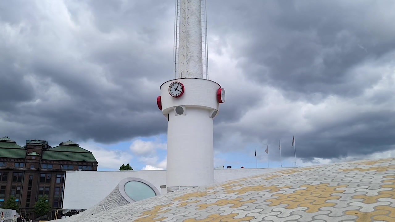 Helsinki, Finnland. Turm an der Außenseite des Amos Rex Kunstmuseums unter bewölktem Himmel.