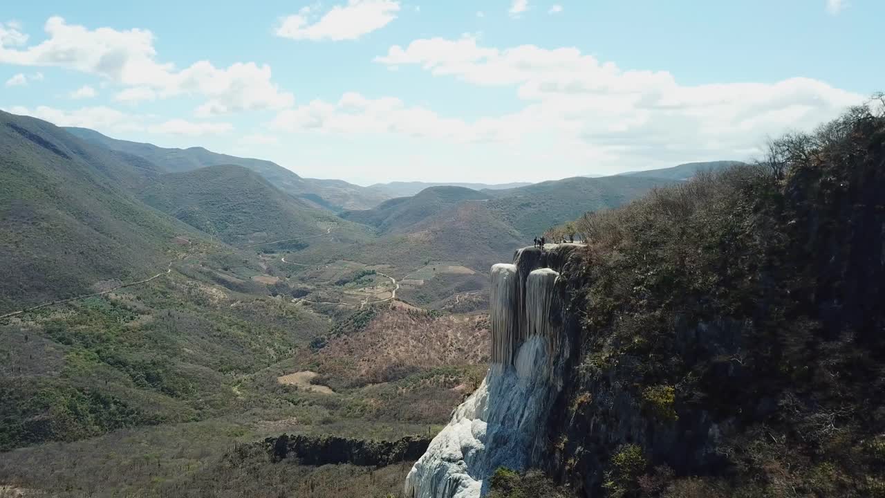 cascada petrificada en medio del sistema montañoso en oaxaca, méxico