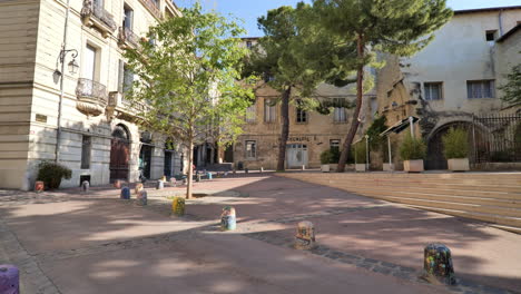 Cámara-Lenta-De-La-Plaza-Vacía-De-Montpellier-Durante-El-Cierre-De-Covid-Francia