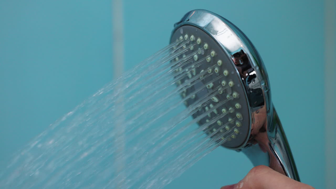 agua saliendo del cabezal de la ducha