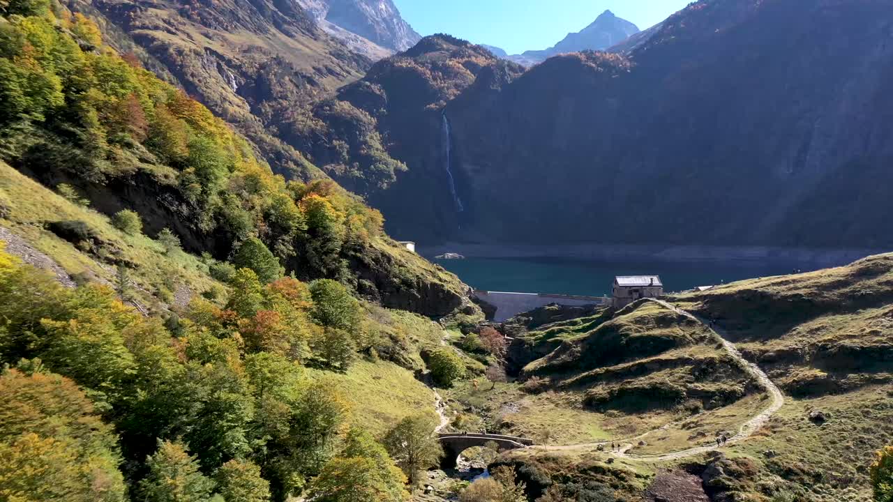 프랑스 피레네 산맥의 인공 호수에 있는 lac d'oô 댐 벽과 배경에 있는 폭포의 전망, 공중 접근 샷