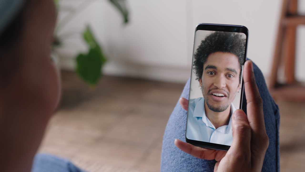 mujer joven chateando en video usando un teléfono inteligente en casa disfrutando del chat con su novio teniendo una conversación compartiendo estilo de vida en el teléfono móvil