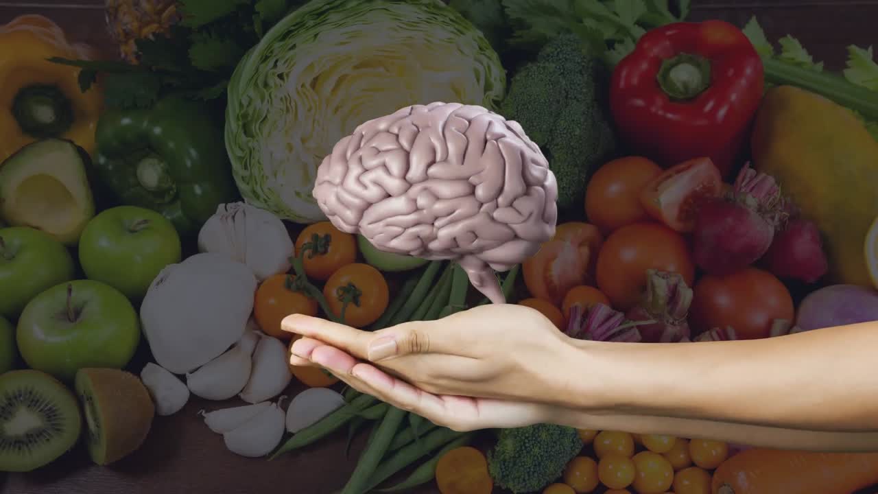 animación del cerebro girando sobre las manos y las verduras de la mujer caucásica