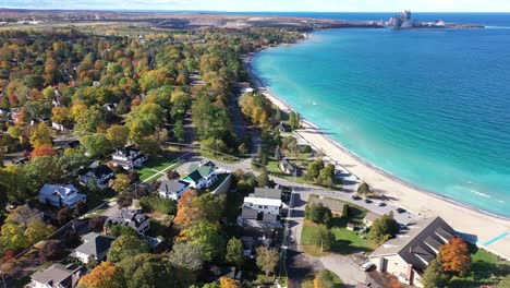 Abejón-Aéreo-4k-De-Charlevoix-Michigan