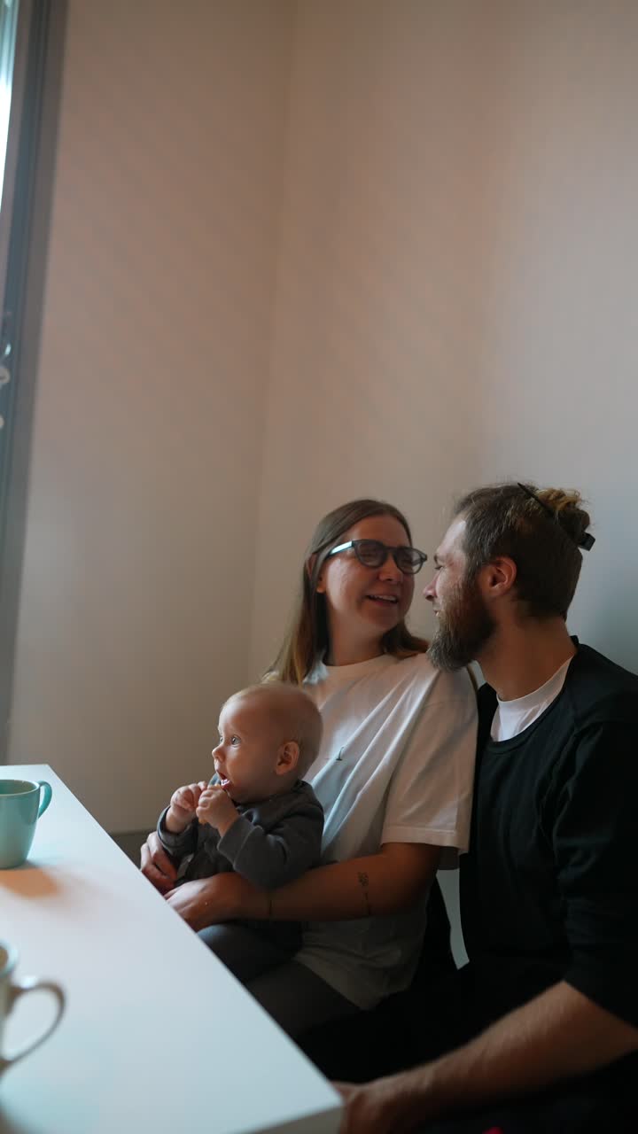 familia feliz con bebe