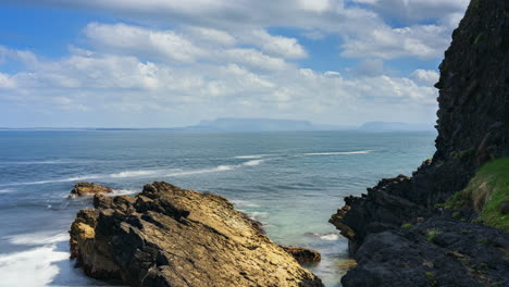 Zeitraffer-Einer-Zerklüfteten-Küste-Mit-Bewegten-Wolken-Und-Meeresfelsen-In-Augris-Head-In-Der-Grafschaft-Sligo-Am-Wild-Atlantic-Way-In-Irland