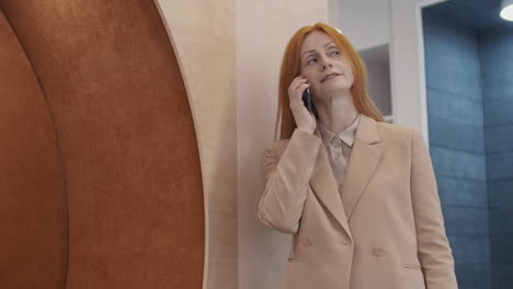 mujer de negocios caucásica con una llamada telefónica