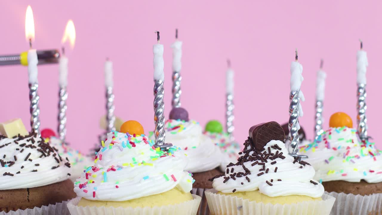 encendiendo velas de cumpleaños en deliciosos pasteles para la fiesta