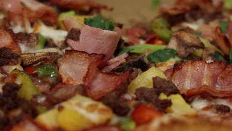 varios ingredientes en una pizza en detalle