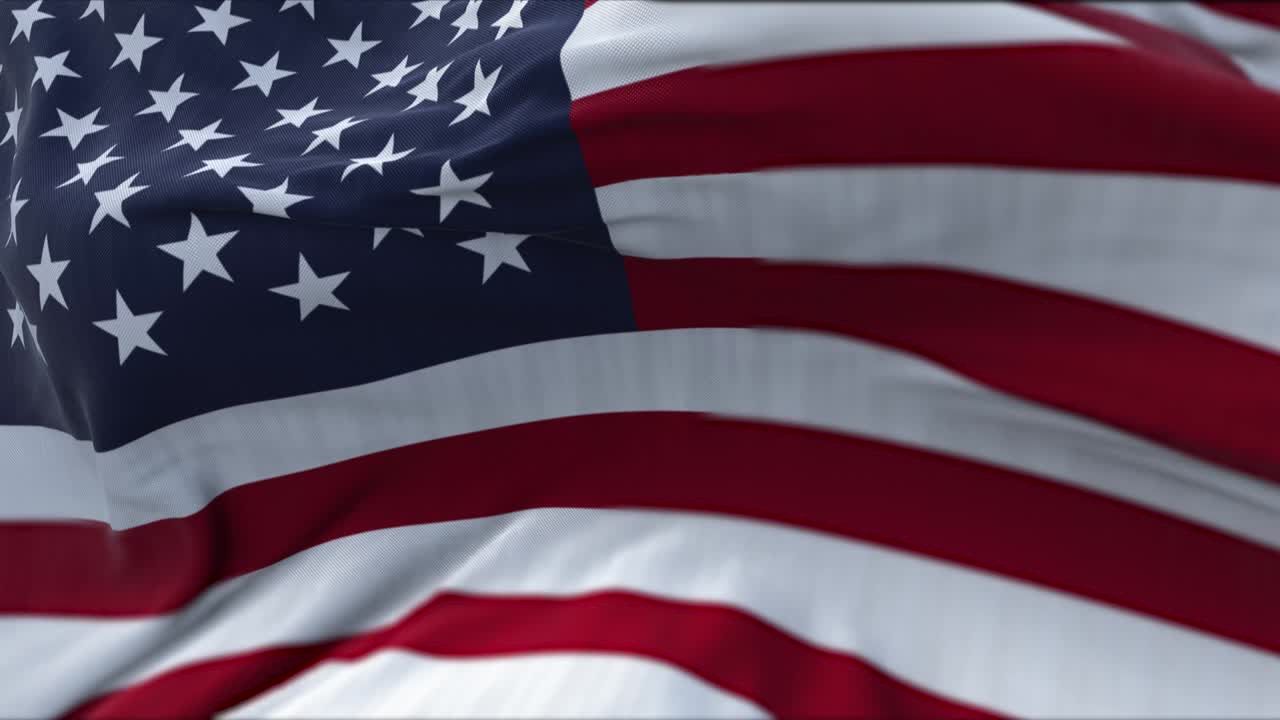 una vista de cerca de la bandera estadounidense ondeando en el viento.