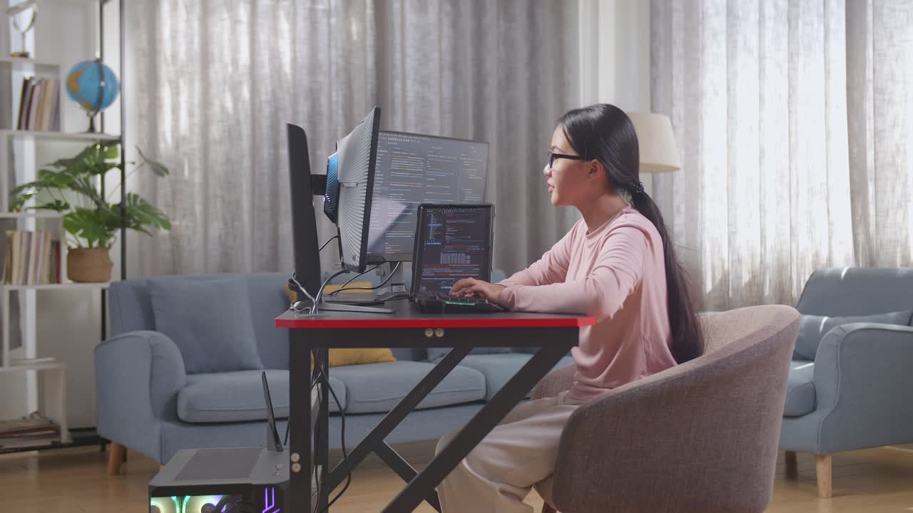 가정에서 코딩하는 여성