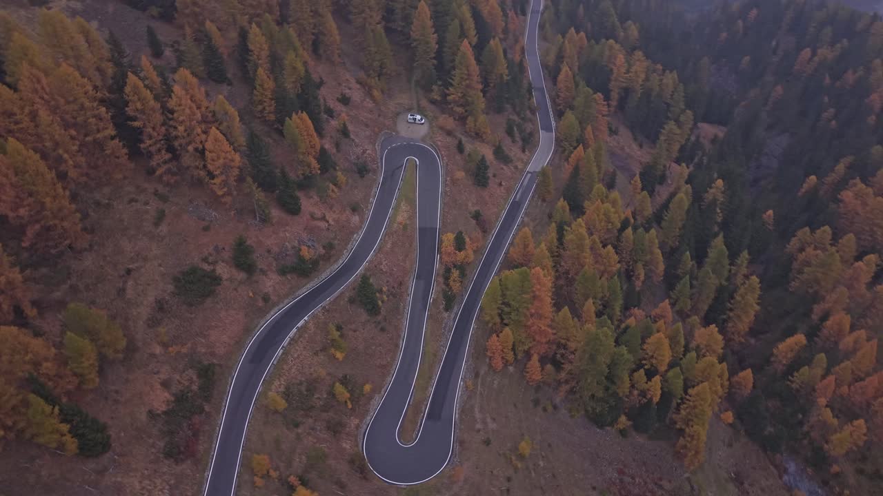 Route de montagne sinueuse du Stelvio, prise de vue par drone depuis le ciel