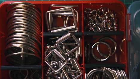 el trabajador profesional toma accesorios de plata de moda