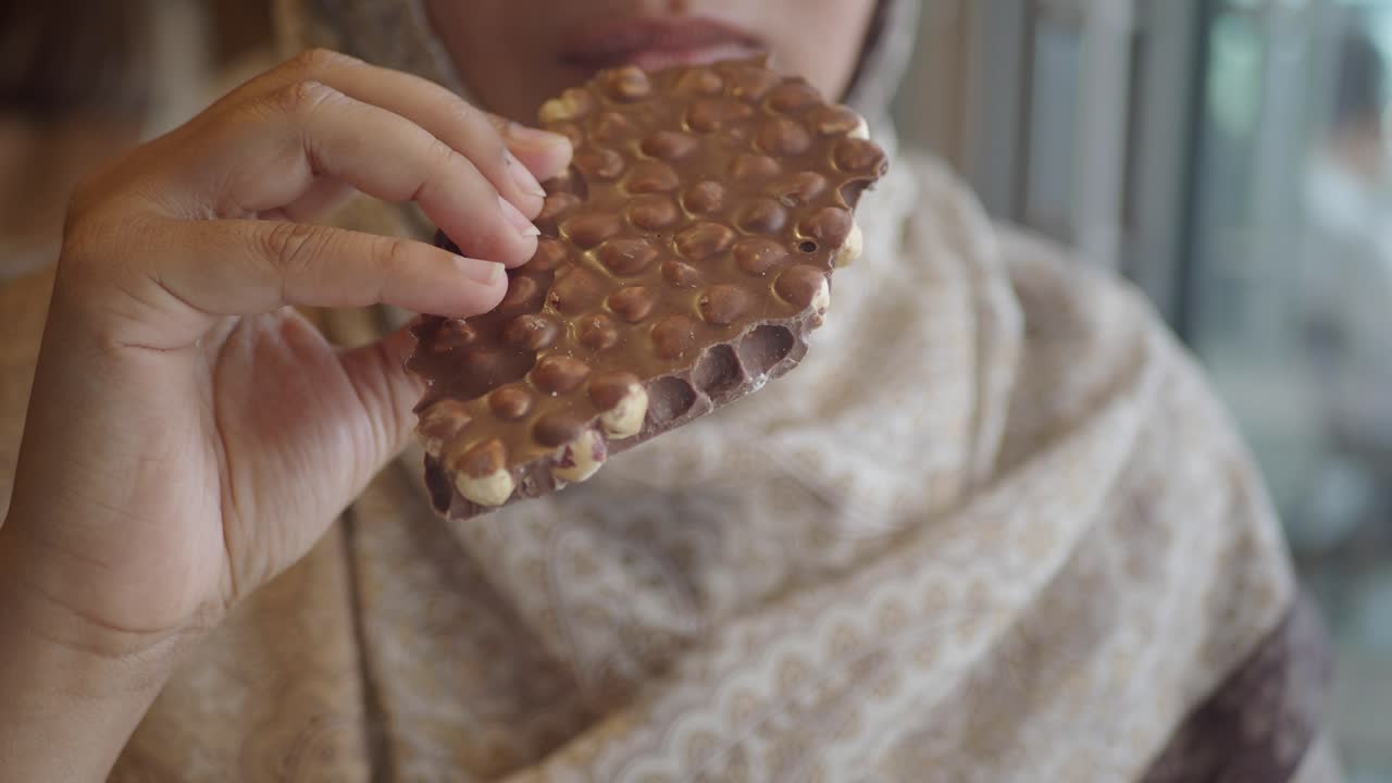 una mujer disfrutando de un delicioso chocolate de avellana.