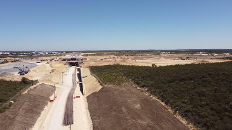 Vista-Aérea-Sobre-Las-Vías-Del-Tren-Esperando-Ser-Colocadas-En-La-Estación-De-Alkimos,-Perth