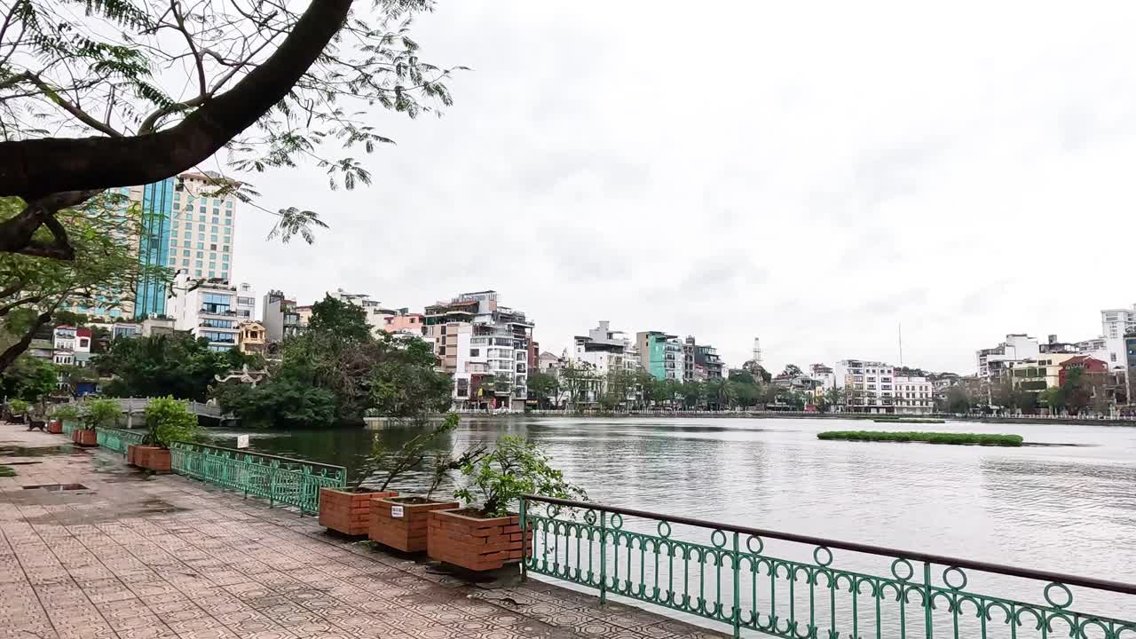 Scena tranquilla in riva al lago con skyline della città