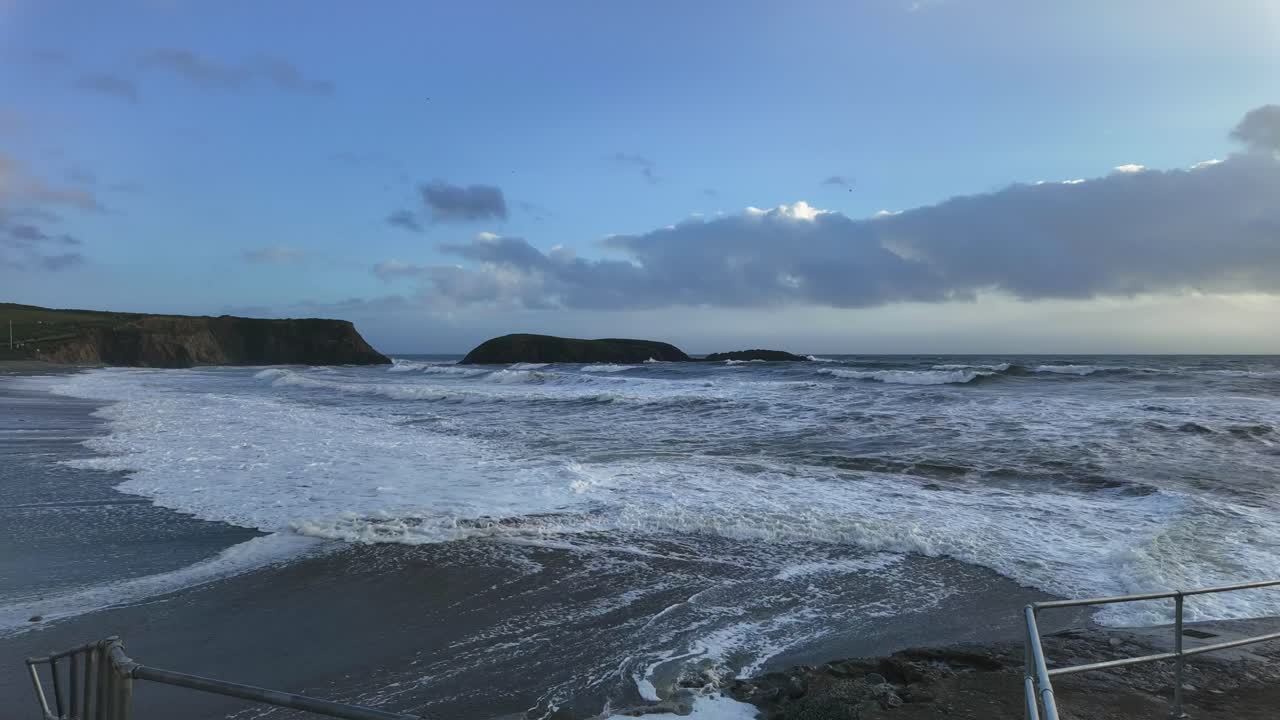 타임  ⁇ 스 겨울 파도와 서핑 앤스타운  ⁇ 퍼 코스트 워터포드 아일랜드 늦은 저녁