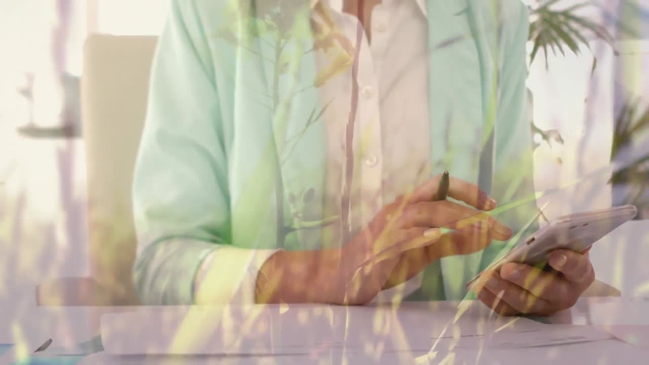 animación de una mujer asiática usando un teléfono inteligente sobre la hierba verde en un campo