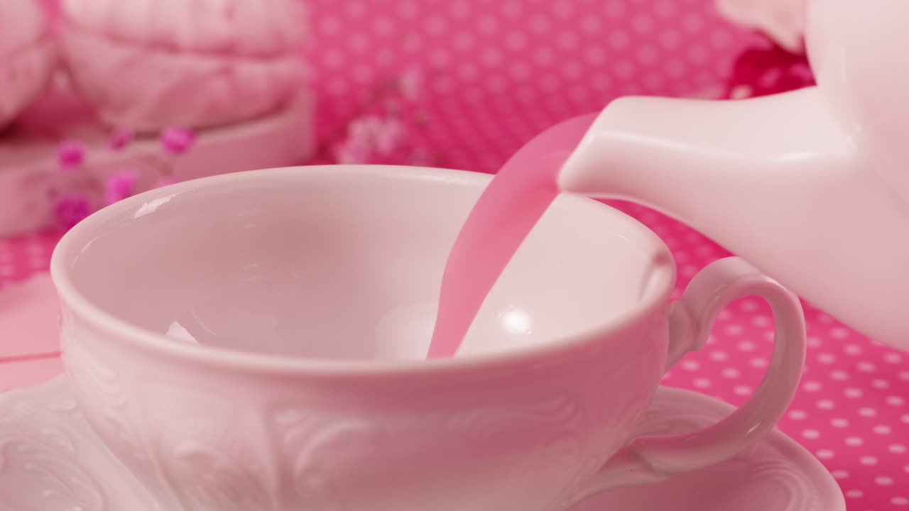 Tè rosa in una tazza da tè.