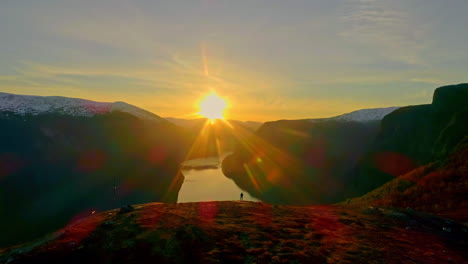 una hermosa mañana desde la cima de una montaña en noruega