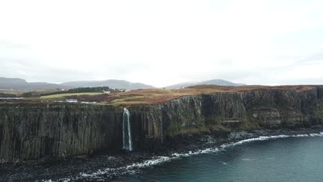Giant-waterfall-over-a-rocky-cliff-into-the-Atlantic-Ocean-at-Kilt-Rock-Isle-of-Skye,-Scotland