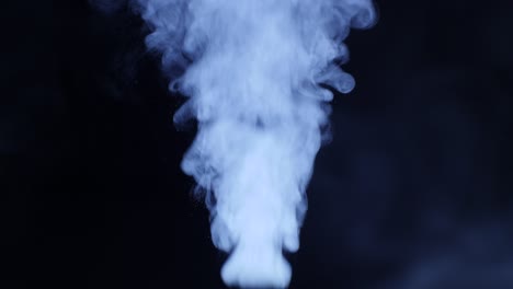un humidificador con una luz circular azul de trabajo