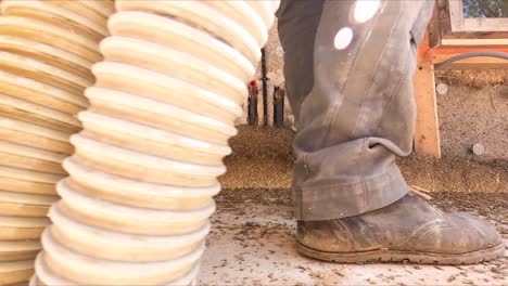 Filmando-Alrededor-De-Un-Hombre-Rociando-Hempcrete-En-Una-Pared-En-Un-Sitio-De-Construcción