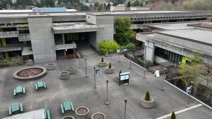 Veduta aerea che si allontana da un cortile vuoto del North Seattle College
