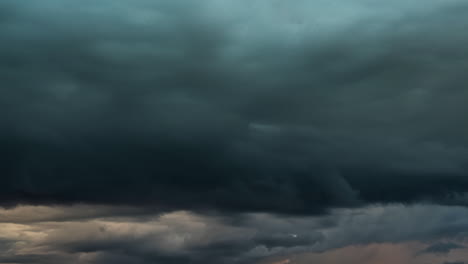 primer plano de lapso de tiempo de nubes de tormenta gris oscuro en el cielo