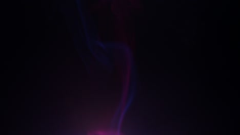colores humo en fondo oscuro
