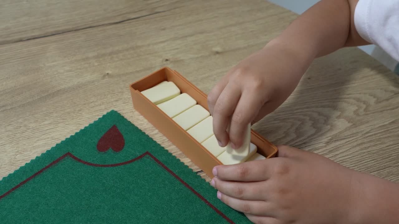 Barn spiller et brætspil