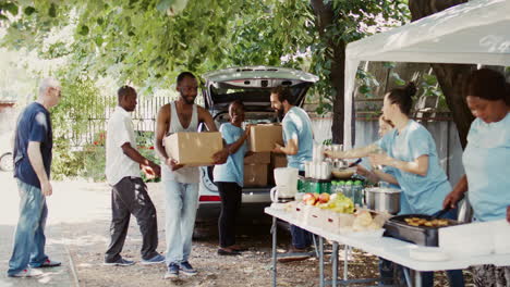 Freiwillige-Versorgen-Bedürftige-Mit-Essensboxen