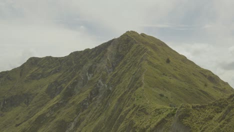 alta montaña verde en el horizonte, paisaje natural
