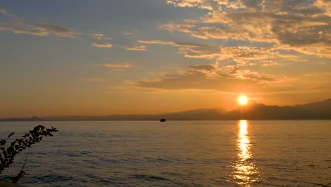 torri del benaco - puesta de sol en el lago de garda, lago de como, lago mayor, italia