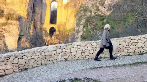 Foto-De-Seguimiento-De-Un-Turista-Caminando-Por-Las-Atracciones-De-Ronda,-España