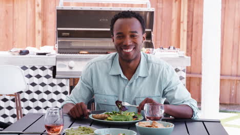 Joven-Negro-Almorzando-En-Una-Mesa-En-El-Jardín