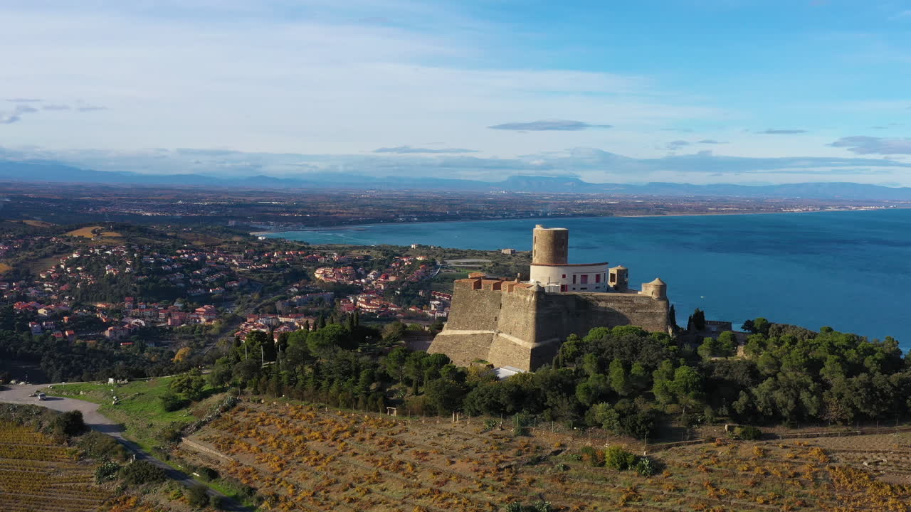 Castello sulla collina, Collioure, vista aerea di Fort Saint Elme, città mediterranea