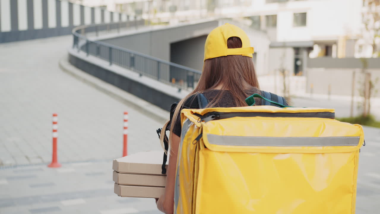 persona de entrega de pizza en una calle urbana