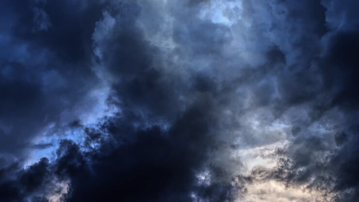 nuvole blu scuro con fulmini e temporali