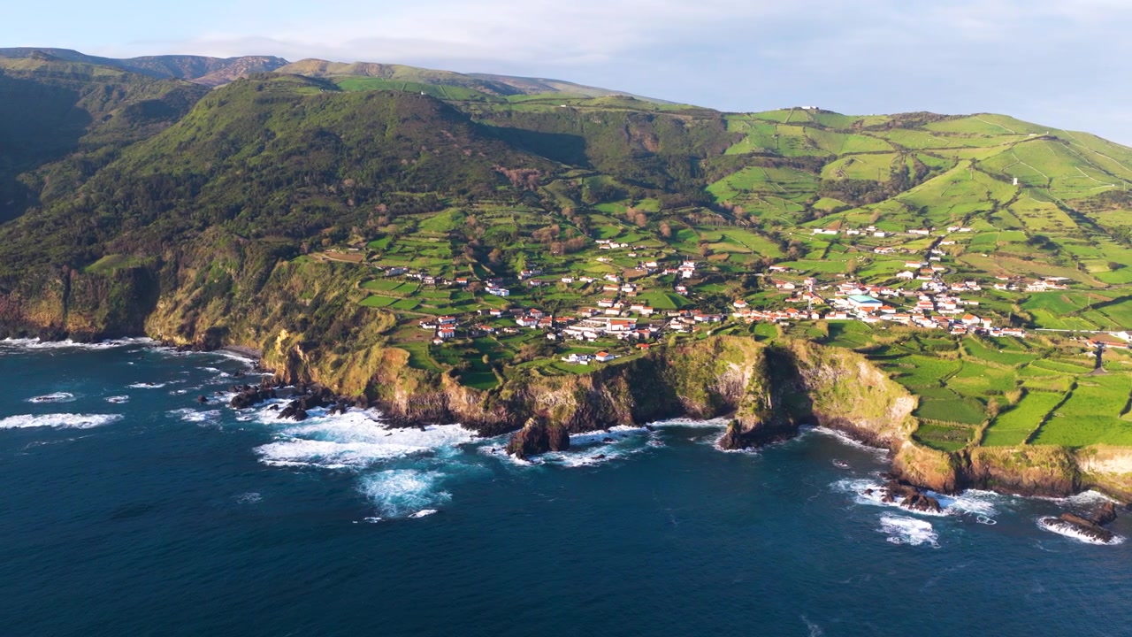L'insediamento costiero di Ponta Delgada sull'isola di Flores nelle Azzorre, Portogallo. Ripresa aerea con drone.