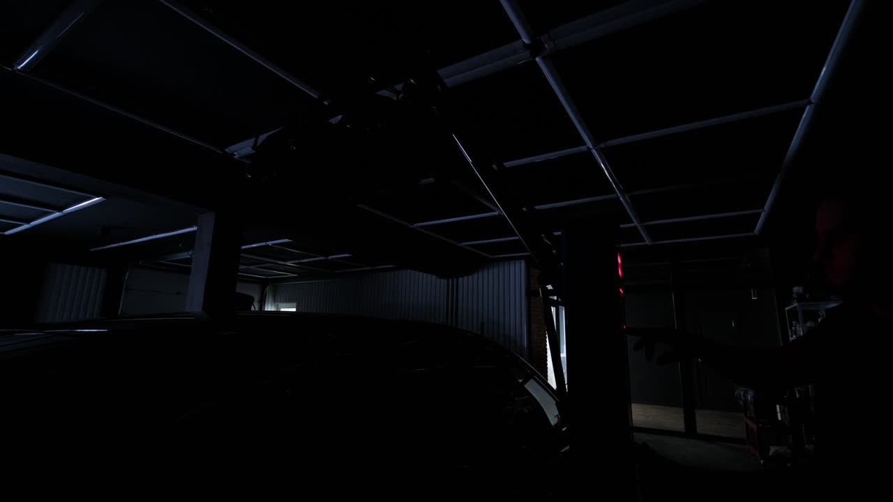 las lámparas rojas para el secado del revestimiento cerámico están detrás del coche