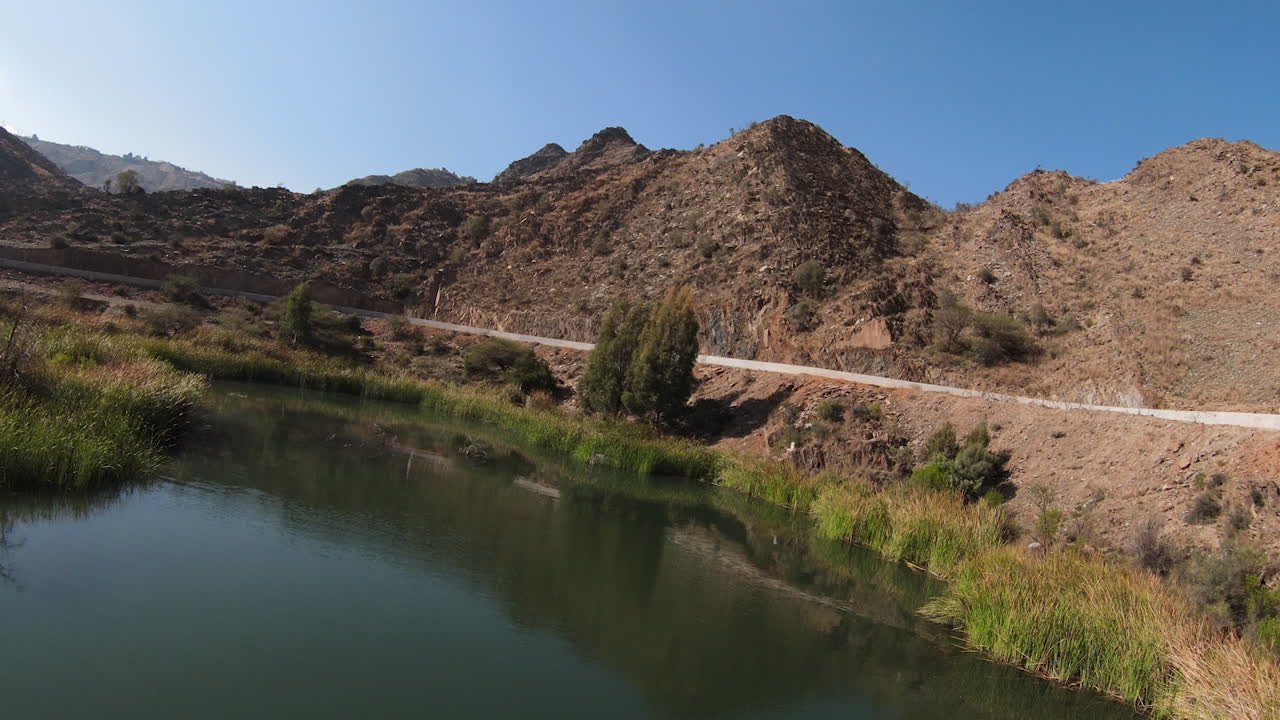 drone ver un sistema de riego. fpv. al ula