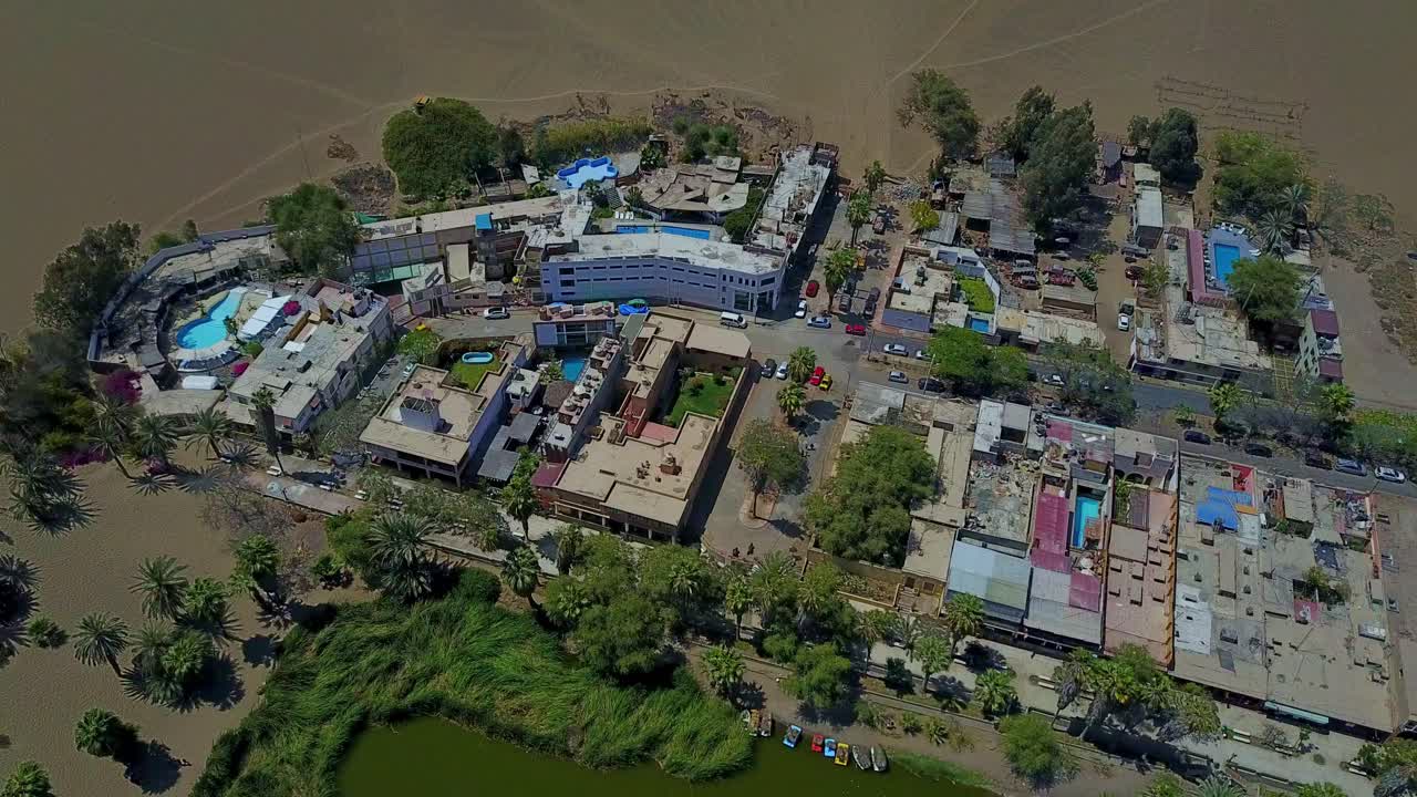 oasis de huacachina en el desierto de atacama de perú, drone aéreo disparado por encima, américa del sur