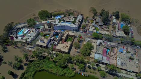 oasis de huacachina en el desierto de atacama de perú, drone aéreo disparado por encima, américa del sur