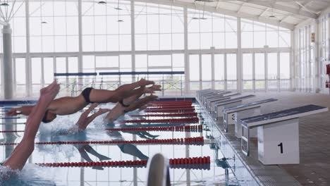 Schwimmer-Springen-In-Den-Pool