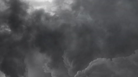 Lebendiger-Und-Dramatischer-Blitz-Aus-Dunkler-Wolke
