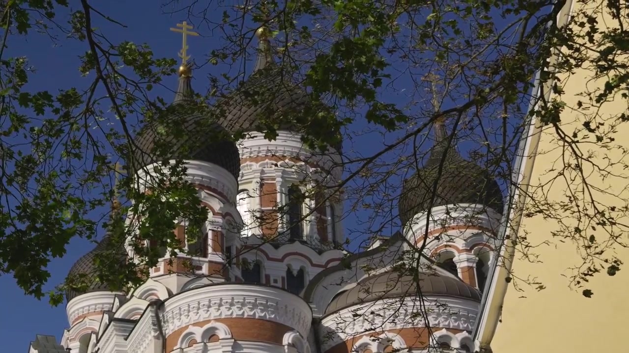 Inclinação lenta para cima sobre a fachada de uma Igreja Ortodoxa Russa no outono