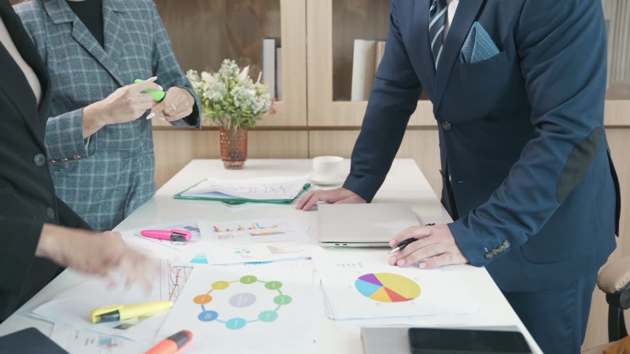 비즈니스 팀 회의, 프레젠테이션, 브리핑, 프로젝트 분석, 수입 차트, 그래프