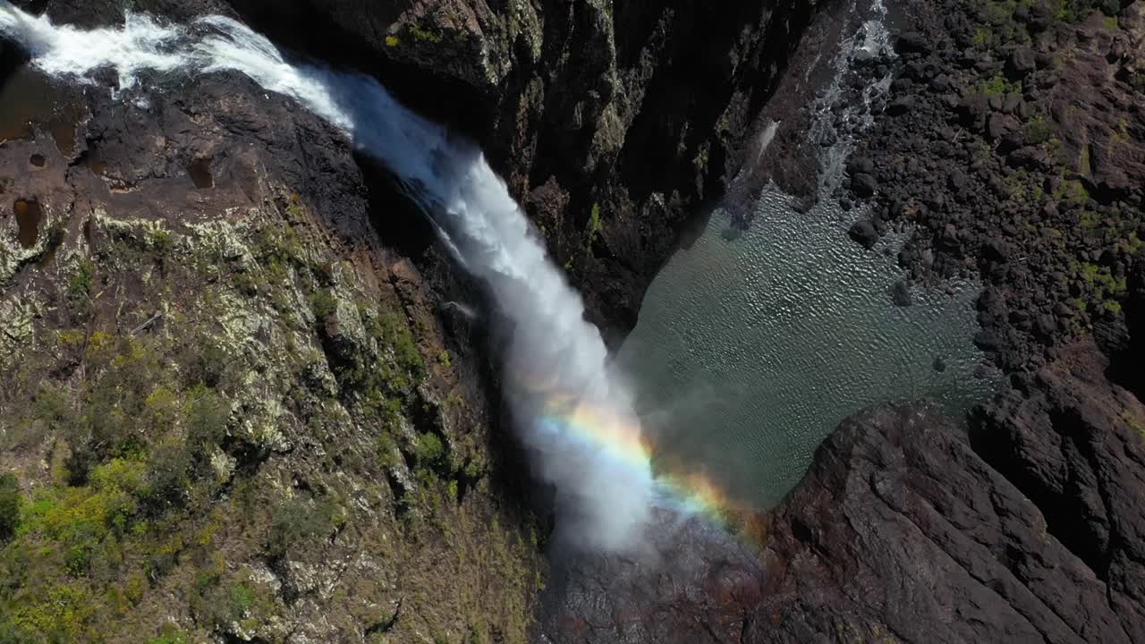 majestuosas cataratas wallaman cayendo en cascada sobre la roca del cañón en australia, antena